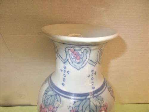 BEAUTIFUL CHINESE VASE c 1980`s HANDPAINTED