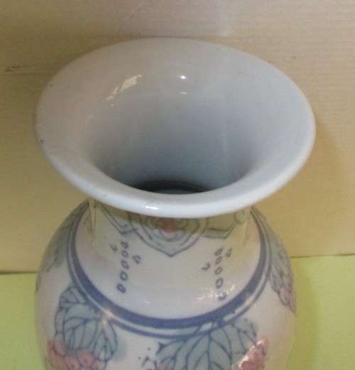 BEAUTIFUL CHINESE VASE c 1980`s HANDPAINTED