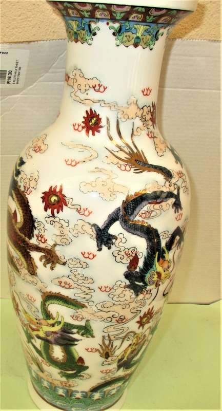 BEAUTIFUL ZHONGGUO  JINGDEZHEN TALL VASE DRAGONS PATTERN