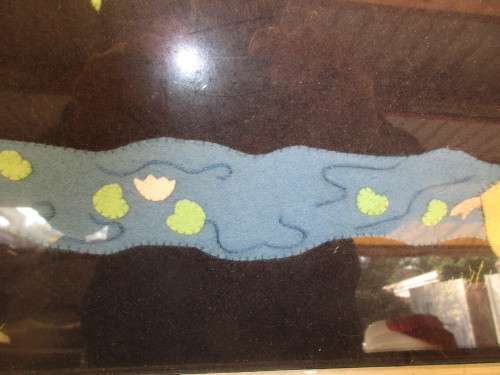 BEAUTIFUL FELT PICTURE OF TWO JAPANESE LADIES RECLINING NEAR A TREE