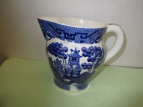 BEAUTIFUL  BLUE AND WHITE WILLOW PATTERN JUG