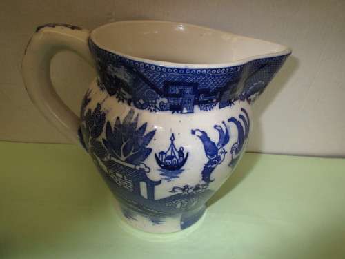 BEAUTIFUL  BLUE AND WHITE WILLOW PATTERN JUG