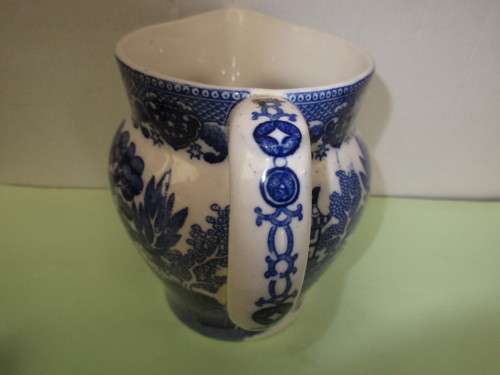 BEAUTIFUL  BLUE AND WHITE WILLOW PATTERN JUG