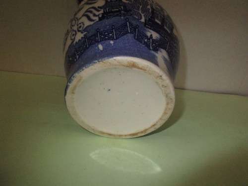 BEAUTIFUL  BLUE AND WHITE WILLOW PATTERN JUG