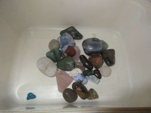 BAG OF SEMI PRECOUS STONES VARIOUS COLOURS  INCLUDING  QUARTZ, PURPLE ,GREEN AND OCHRE