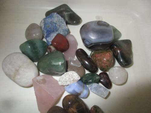 BAG OF SEMI PRECOUS STONES VARIOUS COLOURS  INCLUDING  QUARTZ, PURPLE ,GREEN AND OCHRE