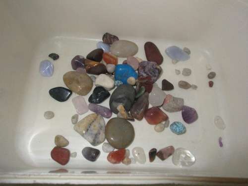 BAG OF SEMI PRECOUS STONES VARIOUS COLOURS  INCLUDING  QUARTZ, PURPLE ,GREEN AND OCHRE