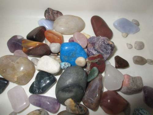 BAG OF SEMI PRECOUS STONES VARIOUS COLOURS  INCLUDING  QUARTZ, PURPLE ,GREEN AND OCHRE