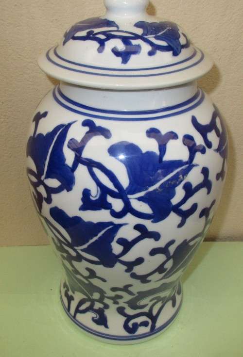 BEAUTIFUL CHINESE MING BLUE TEMPLE JAR WITH LID HANDPAINTED