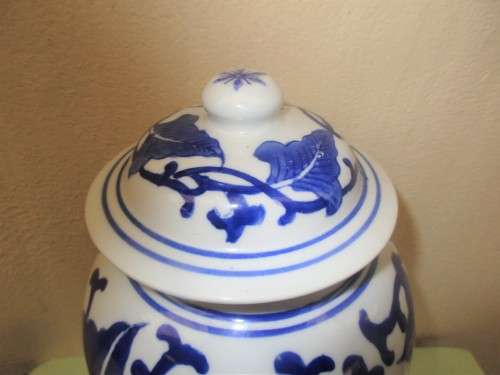 BEAUTIFUL CHINESE MING BLUE TEMPLE JAR WITH LID HANDPAINTED