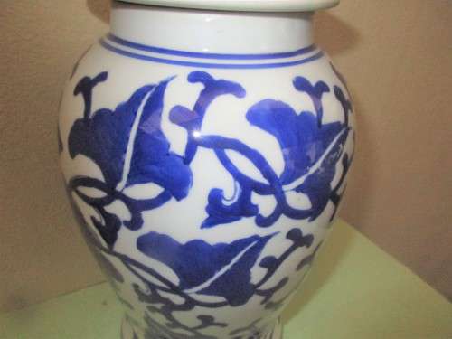 BEAUTIFUL CHINESE MING BLUE TEMPLE JAR WITH LID HANDPAINTED