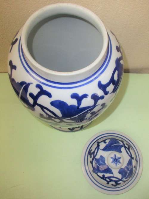 BEAUTIFUL CHINESE MING BLUE TEMPLE JAR WITH LID HANDPAINTED