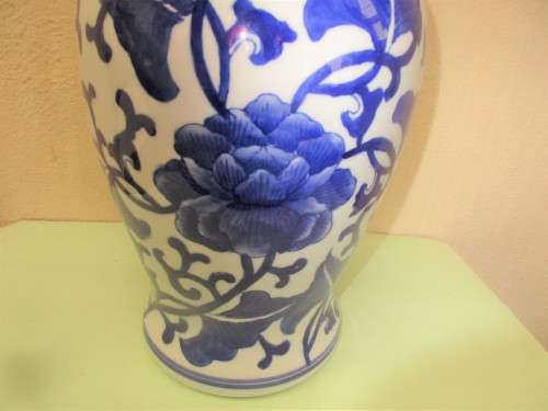 BEAUTIFUL CHINESE MING BLUE TEMPLE JAR WITH LID HANDPAINTED