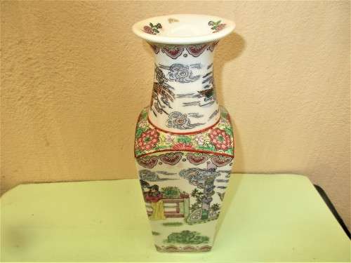 BEAUTIFUL CHINESE  QIANLONG NIAN ZHI  VASE  FAMILLE ROSE