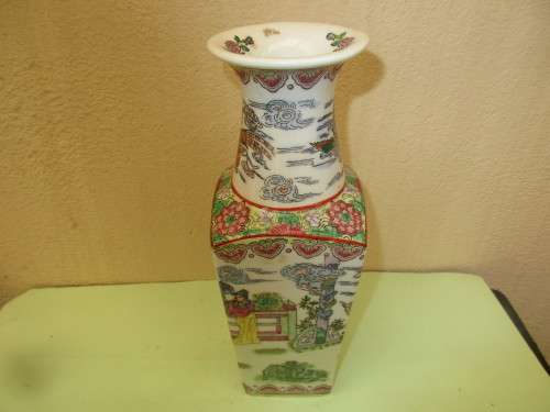 BEAUTIFUL CHINESE  QIANLONG NIAN ZHI  VASE  FAMILLE ROSE