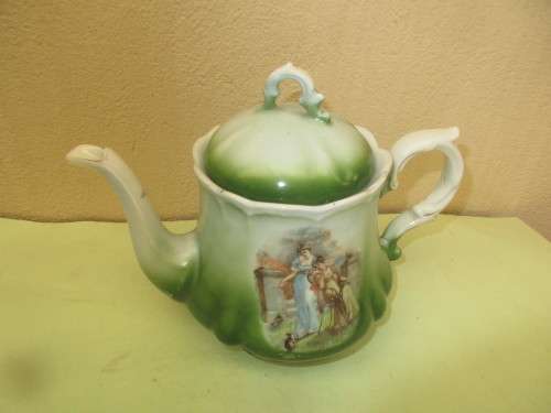 BEAUTIFUL GREEN AND WHITE CERAMIC TEAPOT IT HOLDS  THREE CUPS