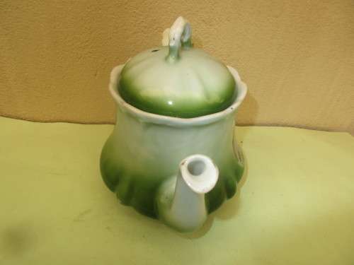 BEAUTIFUL GREEN AND WHITE CERAMIC TEAPOT IT HOLDS  THREE CUPS