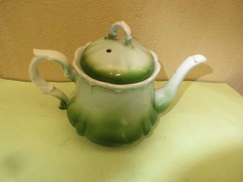BEAUTIFUL GREEN AND WHITE CERAMIC TEAPOT IT HOLDS  THREE CUPS