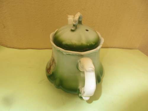 BEAUTIFUL GREEN AND WHITE CERAMIC TEAPOT IT HOLDS  THREE CUPS