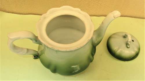 BEAUTIFUL GREEN AND WHITE CERAMIC TEAPOT IT HOLDS  THREE CUPS