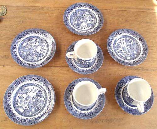 THREE WILLOW PATTERN CUPS AND SAUCERS AND FOUR SIDE PLATES