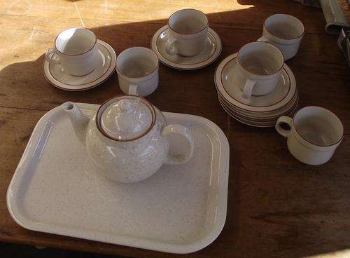 DROSDY STONECRAFT TEAPOT 6 CUPS AND SAUCERS  AND ASSOCIATED TRAY