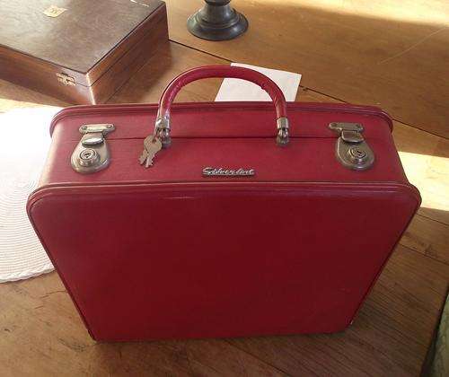 RED 1970S VANITY CASE