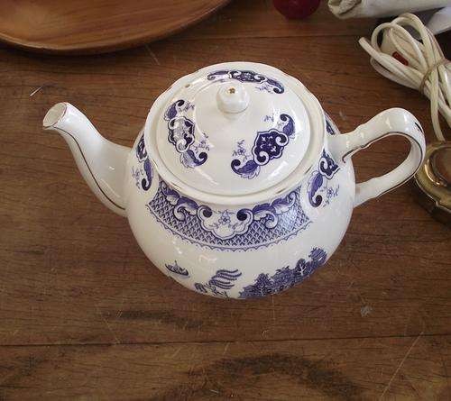 DUCHESS BONE CHINA TEA POT