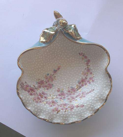 MAIOLICA HANDPAINTED SHELL DISH