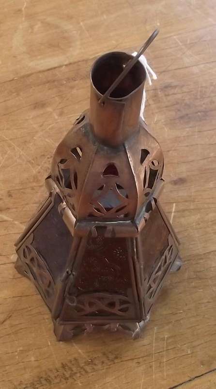 METAL CANDLE HOLDER WITH GLASS SURROUND