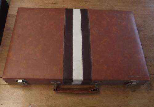BACKGAMMON SET IN BOX CASE