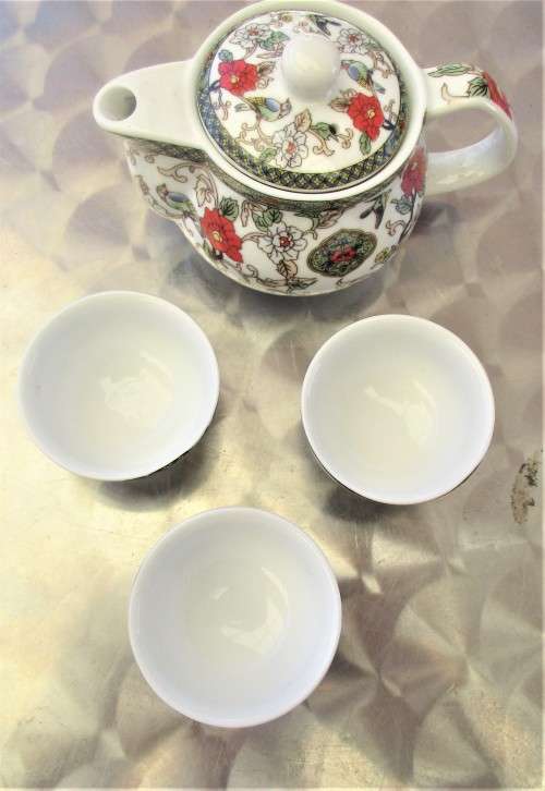BEAUTIFUL SMALL CHINESE TEAPOT WITH INFUSER  AND THREE TEA BOWLS