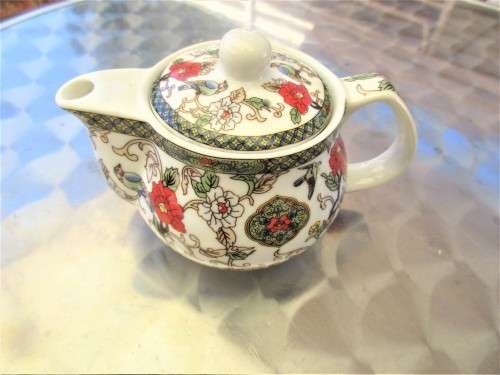 BEAUTIFUL SMALL CHINESE TEAPOT WITH INFUSER  AND THREE TEA BOWLS