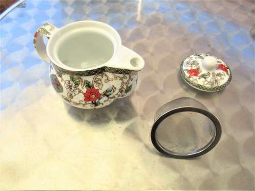 BEAUTIFUL SMALL CHINESE TEAPOT WITH INFUSER  AND THREE TEA BOWLS