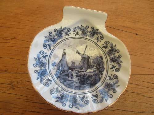 BEAUTIFUL DELFT 22 CARAT GOLD NUT BOWL