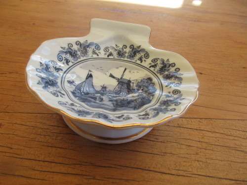 BEAUTIFUL DELFT 22 CARAT GOLD NUT BOWL