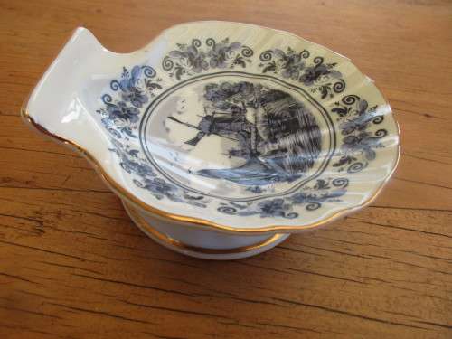 BEAUTIFUL DELFT 22 CARAT GOLD NUT BOWL