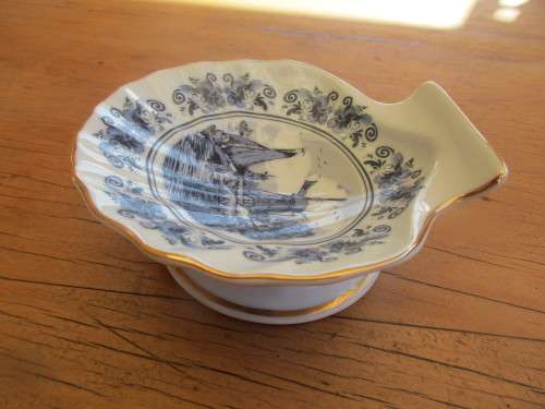 BEAUTIFUL DELFT 22 CARAT GOLD NUT BOWL