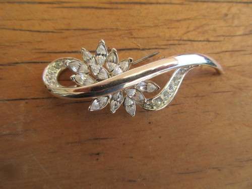 LOVELY PASTE  AND SILVER PLATE 1960`S BROOCH