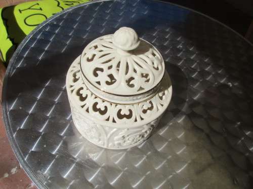 BEAUTIFUL LENNOX PORCELAIN  BARREL PARIAN STYLE.