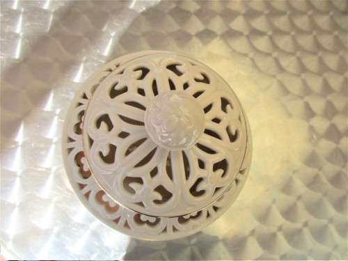 BEAUTIFUL LENNOX PORCELAIN  BARREL PARIAN STYLE.