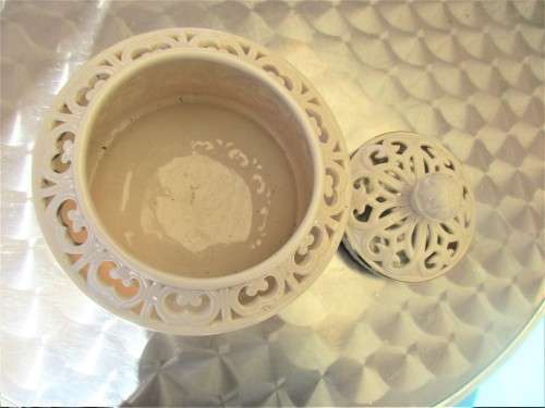 BEAUTIFUL LENNOX PORCELAIN  BARREL PARIAN STYLE.