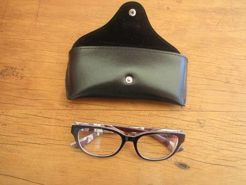 VOGUE READING GLASSES WITH ASSOCIATED BLACK CASE.