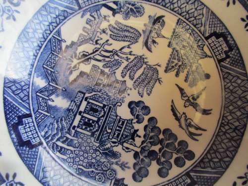 SET OF THREE CHURCHILL CHINA WILLOW PATTERN BLUE AND WHITE BOWLS