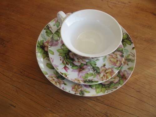 BEAUTIFUL SET OF SIX  ROSE CUPS ,SAUCERS AND SIDE PLATES (18 PIECES)