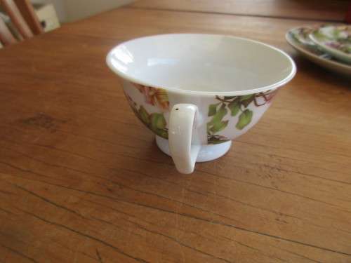 BEAUTIFUL SET OF SIX  ROSE CUPS ,SAUCERS AND SIDE PLATES (18 PIECES)