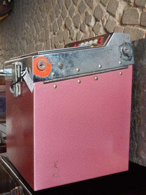 A VINTAGE GOLDEN POKER GAMBLING MACHINE