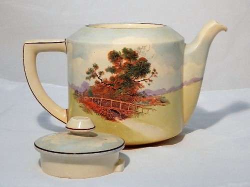 A LARGE ROYAL DOULTON TEA POT ENGLISH COTTAGES