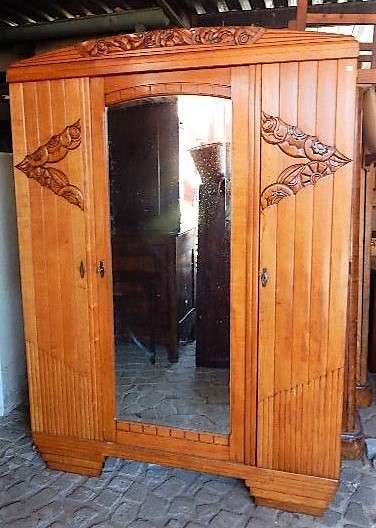 A LARGE OAK ART DECO 3 DOOR WARDROBE CIRCA 1930