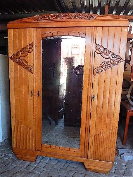 A LARGE OAK ART DECO 3 DOOR WARDROBE CIRCA 1930